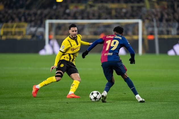 GER, Champions League, Borussia Dortmund vs FC Barcelona 11 12 2024, SIgnal Iduna Park, Dortmund, GER, Champions League, Borussia Dortmund vs FC Barcelona In the picture duel between Lamine Yamal FC Barcelona, 19 and Ramy Bensebaini Borussia Dortmund, 5 nordphotoxGmbHxx xChristianxSchulze nph000300