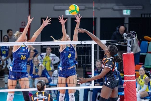VOLLEY - Champions League Women - Savino del Bene Scandicci vs Allianz MTV Stuttgart Rivers Krystal (Allianz Mtv Stuttgart) vs Britt Herbots (Savino Del Bene Scandicci) during Savino del Bene Scandicci vs Allianz MTV Stuttgart, CEV Champions League Women volleyball match in Firenze , Italy, December 11 2024 Firenze Italy  Copyright: xIPAxSport ABACAx