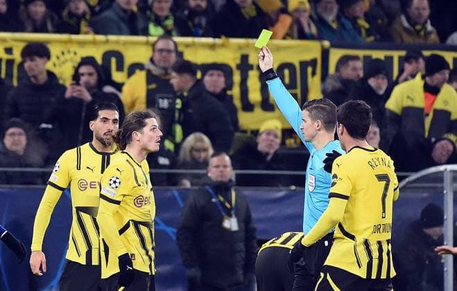 11 12 2024, xhbx, Football UEFA Champions League, Borussia Dortmund FC Barcelona emspor, v l Yellow card for, receive a yellow card, Marcel Sabitzer Borussia Dortmund , Francois Letexier UEFA Referee DFL DFB REGULATIONS PROHIBIT ANY USE OF PHOTOGRAPHS as IMAGE SEQUENCES and or QUASI VIDEO Dortmund