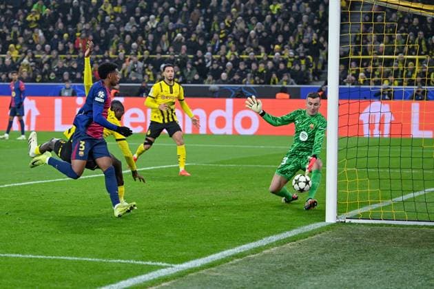 11.12.2024, Fussball, Champions League, 6. Spieltag, Saison 2024 2025, Borussia Dortmund - FC Barcelona, Barca Torchance Serhou Guirassy (Borussia Dortmund) köpft den Ball, Alejandro Balde (FC Barcelona), Torwart Inaki Pena (FC Barcelona) hält den Ball. xRHR-FOTO TKx Copyright: RHR-FOTOx RHR-FOTO TK