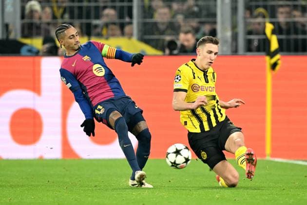 DORTMUND - (l-r) Raphinha of FC Barcelona, Barca Nico Schlotterbeck of Borussia Dortmund during the UEFA Champions league match between Borussia Dortmund and FC Barcelona at the Signal Iduna Park on Dec. 11, 2024 in Dortmund, Germany. ANP Hollandse Hoogte UEFA Champions League 2024 25 League phase 6 2024 25 xVIxANPxSportx xGerritxvanxKeulenxIVx 515487345 originalFilename: 515487345.jpg