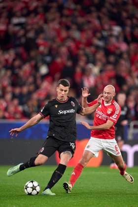 SL Benfica v Bologna FC - UEFA Champions League 2024 2025 Fredrik Aursnes of SL Benfica competes for the ball with Nicolo Casale of Bologna Football Club 1909 during the UEFA Champions League match between SL Benfica and Bologna FC 1909 at Estadio Da Luz in Lisbon, Portugal, on December 11, 2024. Lisbon, Portugal Lisbon Portugal  Copyright: xJosexManuelxAlvarezxReyx originalFilename:alvarezrey-notitle241211_npcFx.jpg