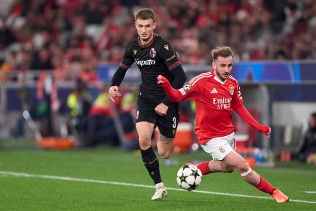 SL Benfica v Bologna FC - UEFA Champions League 2024 2025 Stefan Posch of Bologna Football Club 1909 competes for the ball with Kerem Akturkoglu of SL Benfica during the UEFA Champions League match between SL Benfica and Bologna FC 1909 at Estadio Da Luz in Lisbon, Portugal, on December 11, 2024. Lisbon, Portugal Lisbon Portugal  Copyright: xJosexManuelxAlvarezxReyx originalFilename:alvarezrey-notitle241211_npKYQ.jpg