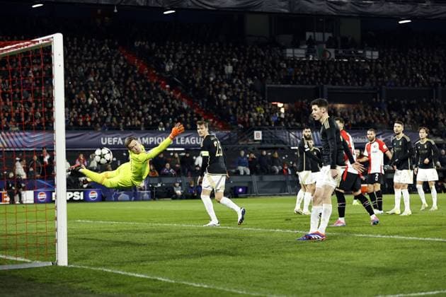ROTTERDAM - Anis Hadj Moussa of Feyenoord scores the 3-0. (l-r) Sparta Prague goalkeeper Peter Vindahl, Asger Sorensen of Sparta Prague, Anis Hadj Moussa of Feyenoord during the UEFA Champions League match between Feyenoord Rotterdam and AC Sparta Prague at Feyenoord Stadion de Kuip on Dec. 11, 2024 in Rotterdam, Netherlands. ANP MAURICE VAN STEEN UEFA Champions League 2024 25 League Phase MD6 2024 25 xVIxANPxSportx xxANPxIVx 515487698 originalFilename: 515487698.jpg