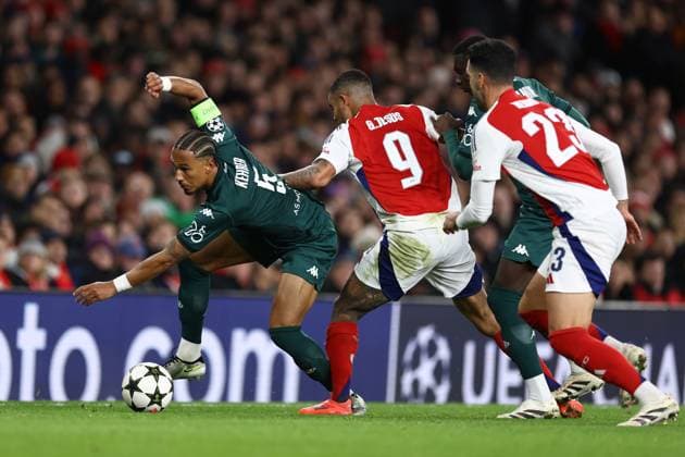 Arsenal gegen Monaco 11. Dezember 2024, London UEFA Champions League Arsenal gegen Monaco Thilo Kehrer von Monaco wird von Gabriel Jesus von Arsenal behindert Foto Jacques Feeney Abseits London UK  Copyright: xJacquesxFeeneyx xOffsidexOffside