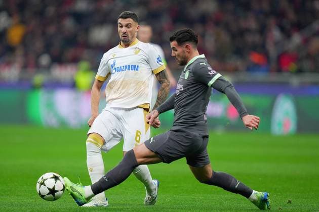Salzburg s Samson Baidoo e fight for the ball with AC Milan s Theo Hernandez .during the Uefa Champions League soccer match between Ac Milan and Crvena Zvezda at the San Siro Stadium in Milan, north Italy - Wednesday , December 11, 2024. - Soccer .  Copyright: xSpada LaPressex