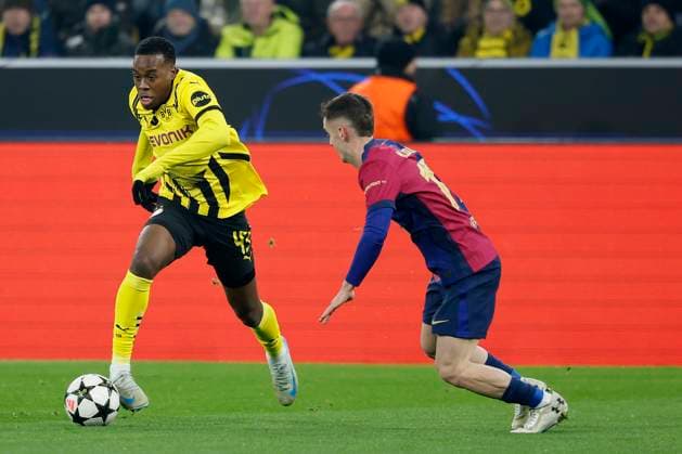 Picture from l Jamie Gittens Borussia Dortmund, 43 and Marc Casado FC Barcelona, 17 , 11 12 2024, Football, Champions League, Borussia Dormund FC Barcelona, GER, Dortmund, Signal Iduna Park Copyright: HMBxMedia xHeikoxBecker