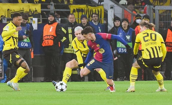 11 12 2024, xhbx, Football UEFA Champions League, Borussia Dortmund FC Barcelona emspor, v l Julian Ryerson Borussia Dortmund , Pedri FC Barcelona DFL DFB REGULATIONS PROHIBIT ANY USE OF PHOTOGRAPHS as IMAGE SEQUENCES and or QUASI VIDEO Dortmund