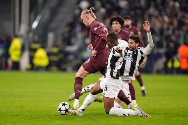 Manchester City s Erling Haaland fights for the ball with Juventus Manuel Locatelli and Juventus Pierre Kalulu during the Uefa Champions League soccer match between Juventus Fc and Manchester City at the Juventus stadium in Turin, north west Italy - December 11, 2024. - Soccer .  Copyright: xFabioxFerrari LaPressex