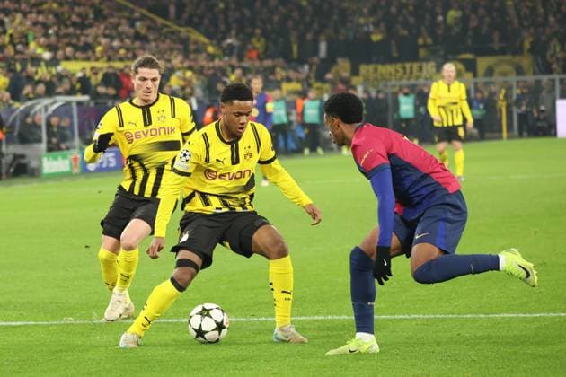 duel between Julien Duranville Borussia Dortmund, 16 and Alejandro Balde FC Barcelona, 3 GER, Borussia Dortmund vs FC Barcelona, Football, Champions League, Matchday 6, Season 2024 2025, 11 12 2024 DFL REGULATES PROHIBIT ANY USE OF PHOTOGRAPHS AS IMAGE SEQUENCES AND OR QUASI VIDEO GER, Borussia Dortmund vs FC Barcelona, Football, Champions League, Matchday 6, Season 2024 2025, 11 12 2024 Dortmund Copyright: xEibner-Pressefoto FrankxZeisingx EP_FZG