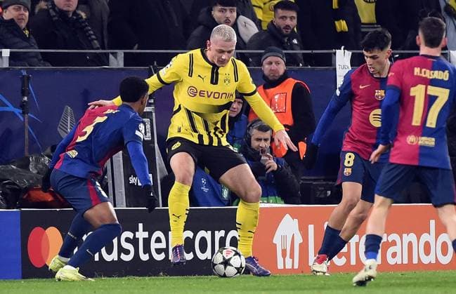 11 12 2024, xhbx, Football UEFA Champions League, Borussia Dortmund FC Barcelona emspor, v l Inigo Martinez FC Barcelona , Julian Ryerson Borussia Dortmund , Pedri FC Barcelona , Marc Casado FC Barcelona DFL DFB REGULATIONS PROHIBIT ANY USE OF PHOTOGRAPHS as IMAGE SEQUENCES and or QUASI VIDEO Dortmund