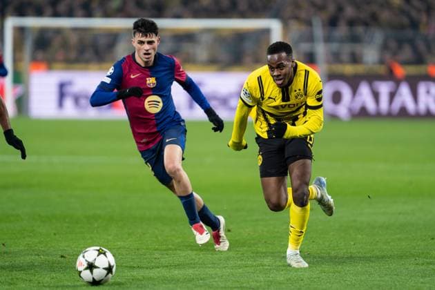 GER, Champions League, Borussia Dortmund vs FC Barcelona 11 12 2024, SIgnal Iduna Park, Dortmund, GER, Champions League, Borussia Dortmund vs FC Barcelona In the picture duel between Jamie Gittens Borussia Dortmund, 43 and Pedri FC Barcelona, 8 nordphotoxGmbHxx xChristianxSchulze nph000300