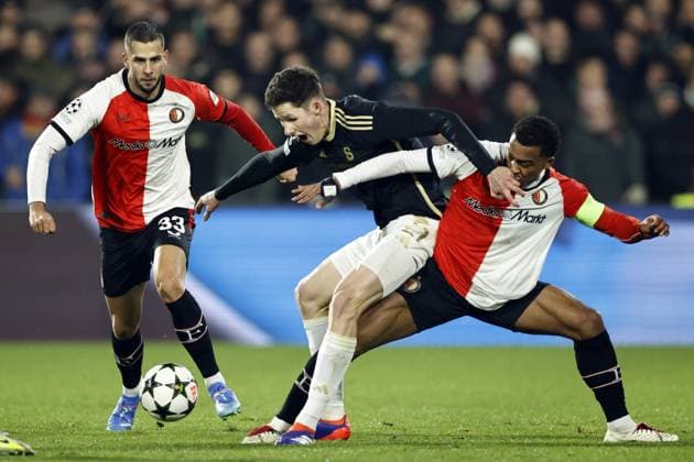 ROTTERDAM - (l-r) David Hancko of Feyenoord, Martin Vitik of Sparta Prague, Quinten Timber of Feyenoord during the UEFA Champions League match between Feyenoord Rotterdam and AC Sparta Prague at Feyenoord Stadion de Kuip on Dec. 11, 2024 in Rotterdam, Netherlands. ANP MAURICE VAN STEEN UEFA Champions League 2024 25 League Phase MD6 2024 25 xVIxANPxSportx xxANPxIVx 515488210 originalFilename: 515488210.jpg
