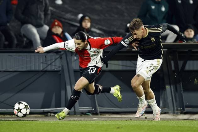ROTTERDAM - (l-r) Anis Hadj Moussa of Feyenoord, Matej Rynes of Sparta Prague during the UEFA Champions League match between Feyenoord Rotterdam and AC Sparta Prague at Feyenoord Stadium de Kuip on Dec. 11, 2024 in Rotterdam, Netherlands. ANP MAURICE VAN STEEN UEFA Champions League 2024 25 League Phase MD6 2024 25 xVIxANPxSportx xxANPxIVx 515488425 originalFilename: 515488425.jpg