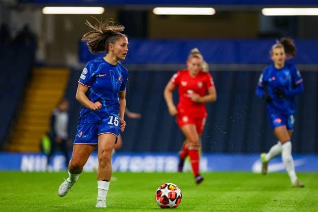 Chelsea Women v FC Twente UEFA Womens Champions League Ãˆve PÃ risset of Chelsea Women dribbles the ball during the UEFA Womens Champions League Group B match at Stamford Bridge, London UK Newspapers OUT Copyright: xChrisxMyattx FIL-21074-0026