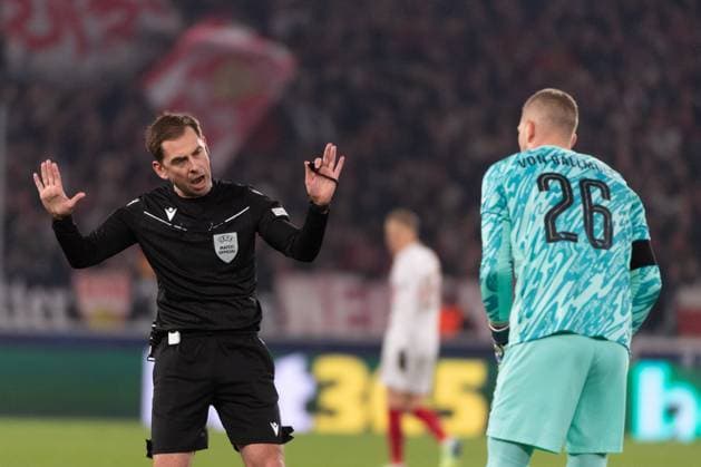 Referee Giorgi Kruashvili GEO , cautions David von Ballmoos BSC Young Boys Bern, 26 for delay GER, VfB Stuttgart vs BSC Young Boys Bern, Football, Men, UEFA Champions League, Matchday 6, Season 2024 2025, 11 12 2024, GER, VfB Stuttgart vs BSC Young Boys Bern, Football, Men, UEFA Champions League, Matchday 6, Season 2024 2025, 11 12 2024 Stuttgart Copyright: xEibner-Pressefoto WolfgangxFrankx EP_WFK