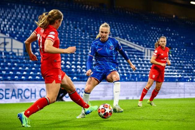 Chelsea Women v FC Twente UEFA Womens Champions League Aggie Beever-Jones of Chelsea Women and Alieke Tuin of FC Twente during the UEFA Womens Champions League Group B match at Stamford Bridge, London UK Newspapers OUT Copyright: xChrisxMyattx FIL-21074-0030