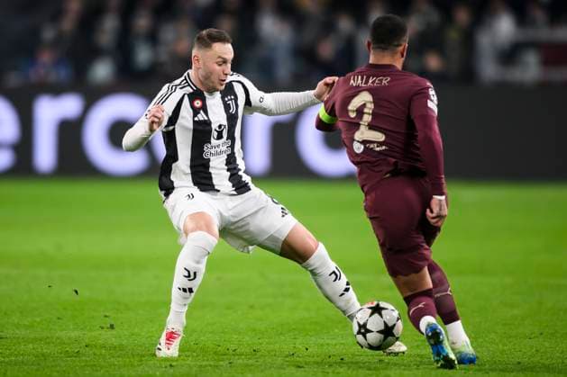 Juventus FC v Manchester City FC - UEFA Champions League Teun Koopmeiners of Juventus FC comeptes for the ball with Kyle Walker of Manchester City FC during the UEFA Champions League 2024 25 league phase football match between Juventus FC and Manchester City FC. Turin Italy Copyright: xNicolòxCampox