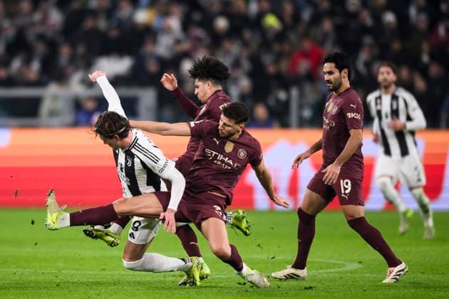 Juventus FC v Manchester City FC - UEFA Champions League Dusan Vlahovic of Juventus FC competes for the ball with Rico Lewis of Manchester City FC and Ruben Dias of Manchester City FC during the UEFA Champions League 2024 25 league phase football match between Juventus FC and Manchester City FC. Turin Italy Copyright: xNicolòxCampox