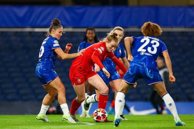 Chelsea Women v FC Twente UEFA Womens Champions League Ãˆve PÃ risset with Maika Hamano of Chelsea Women and NikÃ e van Dijk of FC Twente battles for the ball during the UEFA Womens Champions League Group B match at Stamford Bridge, London UK Newspapers OUT Copyright: xChrisxMyattx FIL-21074-0041