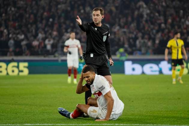 Josha Vagnoman VfB Stuttgart, 04 injured on the ground and referee Giorgi Kruashvili GEO , Football, UEFA Champions League, Matchday 6, 2024 2025, VfB Stuttgart vs Young Boys Bern, 11 12 2024, Arena Stuttgart, Stuttgart, Germany Stuttgart Arena Stuttgart Baden Württemberg Germany Copyright: xGrantxHubbsx