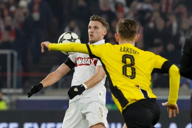 Ermedin Demirovic VfB Stuttgart, 09 and Lukasz Lakomy BSC Young Boys, 08 fighting for the ball , Football, UEFA Champions League, Matchday 6, 2024 2025, VfB Stuttgart vs Young Boys Bern, 11 12 2024, Arena Stuttgart, Stuttgart, Germany Stuttgart Arena Stuttgart Baden Württemberg Germany Copyright: xGrantxHubbsx