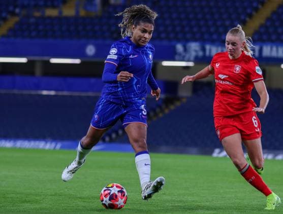 Stamford Bridge, London, 11th December 2024: Catarina Macario (9 Chelsea) takes on Ella Peddemors (6 FC Twente) during the UEFA Women s Champions League game between Chelsea and FC Twente at Stamford Bridge, London, England on Wednesday 11th December 2024. (Claire Jeffrey SPP) Copyright: xClairexJeffreyx xSPPx spp-en-ClJeSp-CJ-SPP-FOOTBALL-CHEvTWE031