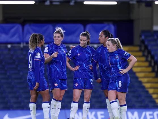 Stamford Bridge, London, 11th December 2024: Players of Chelsea talk during an injury during the UEFA Women s Champions League game between Chelsea and FC Twente at Stamford Bridge, London, England on Wednesday 11th December 2024. (Claire Jeffrey SPP) Copyright: xClairexJeffreyx xSPPx spp-en-ClJeSp-CJ-SPP-FOOTBALL-CHEvTWE039