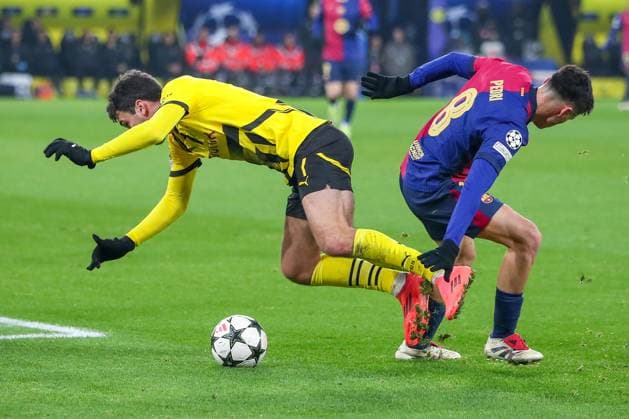11 12 2024, UEFA Champions League, Borussia Dortmund FC Barcelona, Matchday 8, Signal Iduna Park, Season 2024 2025 Felix Nmecha BVB 8 in duel against Pedri Barca 8 North Rhine-Westphalia Germany