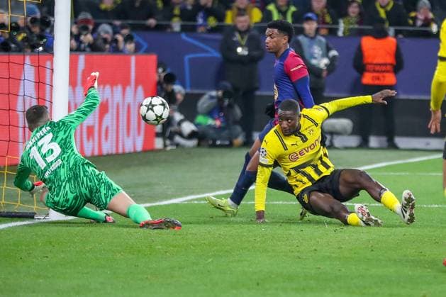 11 12 2024, UEFA Champions League, Borussia Dortmund FC Barcelona, Matchday 8, Signal Iduna Park, 2024 2025 season Inaki Pena Barca 13 defends the goal against Serhou Guirassy BVBs attack 9 North Rhine-Westphalia Germany