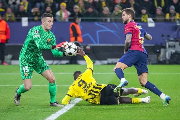 11 12 2024, UEFA Champions League, Borussia Dortmund FC Barcelona, Matchday 8, Signal Iduna Park, 2024 2025 season Inaki Pena Barca 13 defends the goal against Serhou Guirassy BVBs attack 9 North Rhine-Westphalia Germany