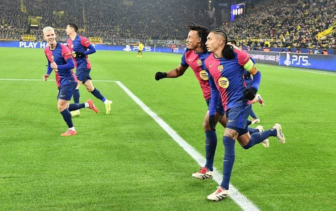 11 12 2024, xhbx, Football UEFA Champions League, Borussia Dortmund FC Barcelona emspor, v l Torjubel, Goal celebration, celebrate the goal 0 1 by Raphinha FC Barcelona DFL DFB REGULATIONS PROHIBIT ANY USE OF PHOTOGRAPHS as IMAGE SEQUENCES and or QUASI VIDEO Dortmund