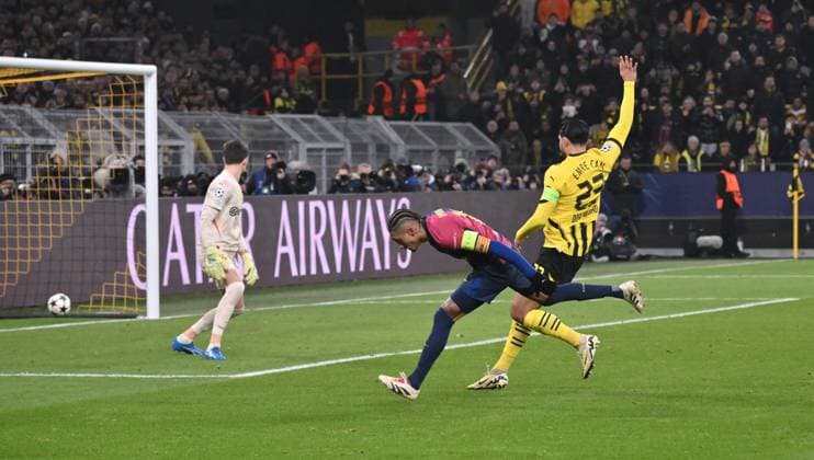 Raphinha FC Barcelona , mi , scores the goal to 0 1 11 12 2024, Football UEFA Champions League 2024 25, Matchday 6 Borussia Dortmund FC Barcelona Dortmund Signal Iduna Park Nordrhein Westfalen Germany Team2