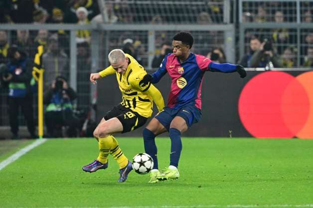Julian Ryerson 26 Borussia Dortmund in duel, action, with Alejandro Balde 3 FC Barcelona , Borussia Dortmund vs FC Barcelona , Soccer, Champions League, Matchday 6, 11 12 2024 Dortmund Nordrhein Westfalen Germany Copyright: xkolbert-press MarcxNiemeyerx