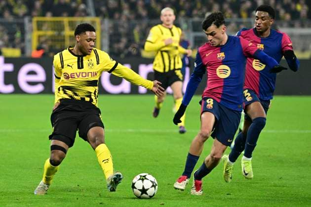Julien Duranville 16 Borussia Dortmund in duel, action, with Pedri 8 FC Barcelona , Borussia Dortmund vs FC Barcelona , Soccer, Champions League, Matchday 5, 11 12 2024 Dortmund Nordrhein Westfalen Germany Copyright: xkolbert-press MarcxNiemeyerx