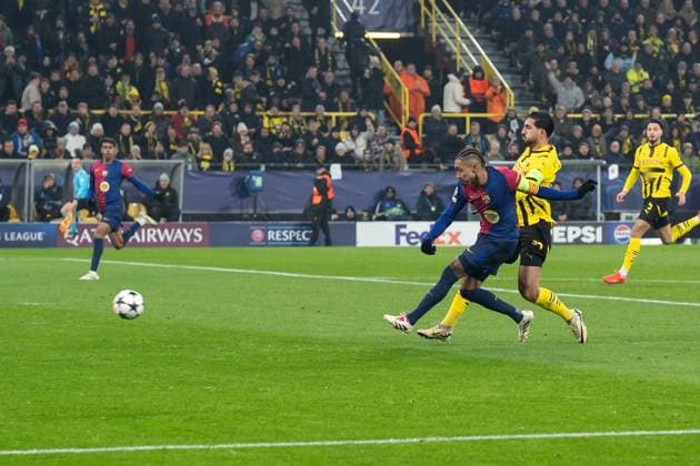 GER, Champions League, Borussia Dortmund vs FC Barcelona 11 12 2024, SIgnal Iduna Park, Dortmund, GER, Champions League, Borussia Dortmund vs FC Barcelona In the picture Goal kick by Raphinha FC Barcelona, 11 to 0 1 nordphotoxGmbHxx xChristianxSchulze nph000300