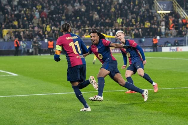 GER, Champions League, Borussia Dortmund vs FC Barcelona 11 12 2024, SIgnal Iduna Park, Dortmund, GER, Champions League, Borussia Dortmund vs FC Barcelona In the picture Goal celebrations over the goal to 0 1 by Raphinha FC Barcelona, 11 Jules Koundà Kounde FC Barcelona, 23 Dani Olmo FC Barcelona, 20 nordphotoxGmbHxx xChristianxSchulze nph000300
