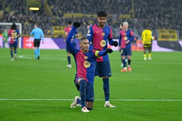 11 12 2024, Football, Champions League, Matchday 6, Season 2024 2025, Borussia Dortmund FC Barcelona, Raphinha FC Barcelona celebrates the goal to 0 1 with Lamine Yamal FC Barcelona xRHR PHOTO TKx Copyright: RHR-FOTOx RHR-FOTO TK