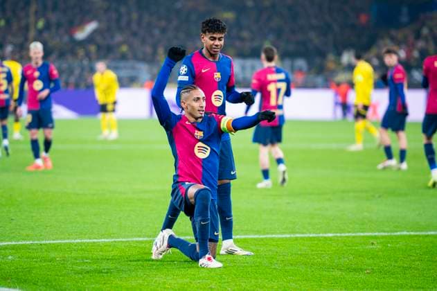 11 12 2024 Football, 2024 2025, UEFA Champions League, Matchday 6, Borussia Dortmund FC Barcelona L R Raphinha Barcelona celebrates after his goal to 0 1 with Lamine Yamal Barcelona Dortmund North Rhine-Westphalia Germany Signal Iduna Park