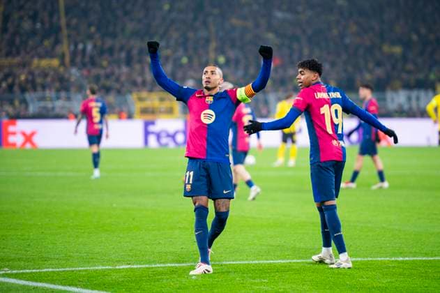 11 12 2024 Football, 2024 2025, UEFA Champions League, Matchday 6, Borussia Dortmund FC Barcelona L R Raphinha Barcelona celebrates after his goal to 0 1 with Lamine Yamal Barcelona Dortmund North Rhine-Westphalia Germany Signal Iduna Park