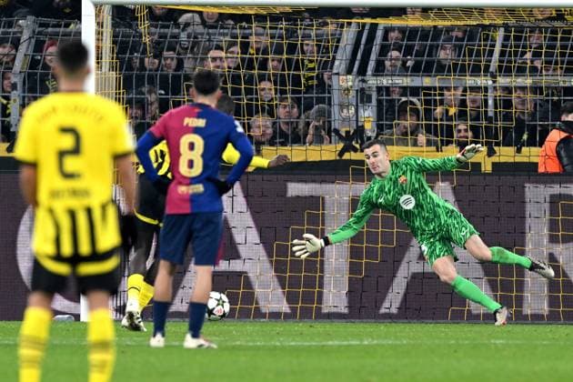 DORTMUND - Sehrou Guirassy of Borussia Dortmund makes the 1-1 during the UEFA Champions league match between Borussia Dortmund and FC Barcelona, Barca at Signal Iduna Park on Dec. 11, 2024 in Dortmund, Germany. ANP Hollandse Hoogte UEFA Champions League 2024 25 League phase 6 2024 25 xVIxANPxSportx xGerritxvanxKeulenxIVx 515491266 originalFilename: 515491266.jpg
