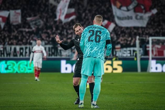 Football UEFA Champions League 2024 2025, Matchday 6 VfB Stuttgart vs BSC Young Boys Bern YB Stuttgart Arena David von Ballmoos BSC Young Boys, 26 with referee Giorgi Kruashvili GEO Copyright: xJOERANxSTEINSIEKx