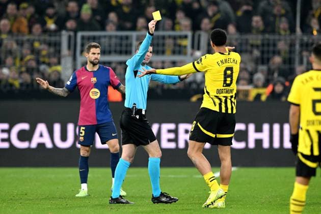 DORTMUND - Referee Francois Letexier, Felix Nmecha of Borussia Dortmund during the UEFA Champions league match between Borussia Dortmund and FC Barcelona, Barca at the Signal Iduna Park on Dec. 11, 2024 in Dortmund, Germany. ANP Hollandse Hoogte UEFA Champions League 2024 25 League phase 6 2024 25 xVIxANPxSportx xGerritxvanxKeulenxIVx 515491373 originalFilename: 515491373.jpg
