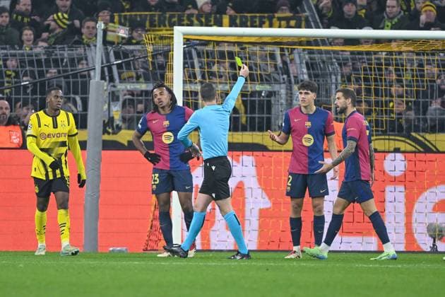 11 12 2024, Football, Champions League, Matchday 6, Season 2024 2025, Borussia Dortmund FC Barcelona, Referee Francois Letexier shows Pau Cubarsi FC Barcelona a yellow card xRHR PHOTO TKx Copyright: RHR-FOTOx RHR-FOTO TK