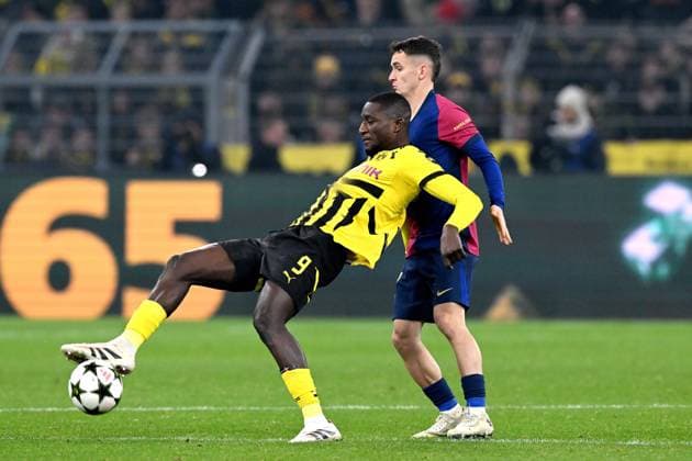DORTMUND - (l-r) Sehrou Guirassy of Borussia Dortmund, Marc Casado of FC Barcelona, Barca during the UEFA Champions league match between Borussia Dortmund and FC Barcelona at Signal Iduna Park on Dec. 11, 2024 in Dortmund, Germany. ANP Hollandse Hoogte UEFA Champions League 2024 25 League phase 6 2024 25 xVIxANPxSportx xGerritxvanxKeulenxIVx 515491385 originalFilename: 515491385.jpg