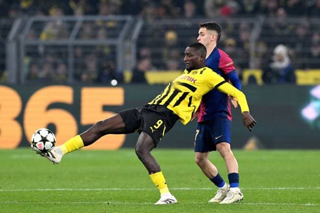 DORTMUND - (l-r) Sehrou Guirassy of Borussia Dortmund, Marc Casado of FC Barcelona, Barca during the UEFA Champions league match between Borussia Dortmund and FC Barcelona at Signal Iduna Park on Dec. 11, 2024 in Dortmund, Germany. ANP Hollandse Hoogte UEFA Champions League 2024 25 League phase 6 2024 25 xVIxANPxSportx xGerritxvanxKeulenxIVx 515491393 originalFilename: 515491393.jpg