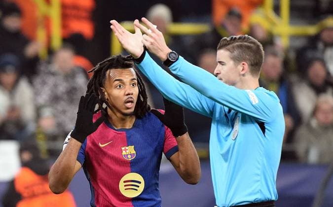 11 12 2024, xhbx, Football UEFA Champions League, Borussia Dortmund FC Barcelona emspor, v l Jules Kounde FC Barcelona , Francois Letexier UEFA Referee DFL DFB REGULATIONS PROHIBIT ANY USE OF PHOTOGRAPHS as IMAGE SEQUENCES and or QUASI VIDEO Dortmund