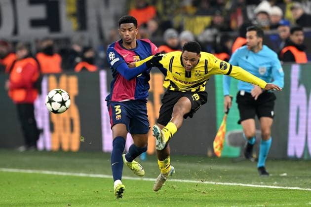 DORTMUND - (l-r) Alejandro Balde of FC Barcelona, Barca Julien Duranville of Borussia Dortmund during the UEFA Champions league match between Borussia Dortmund and FC Barcelona at the Signal Iduna Park on Dec. 11, 2024 in Dortmund, Germany. ANP Hollandse Hoogte UEFA Champions League 2024 25 League phase 6 2024 25 xVIxANPxSportx xGerritxvanxKeulenxIVx 515491873 originalFilename: 515491873.jpg