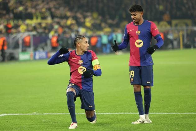 Goal celebration for 1 0 for FC Barcelona by Raphinha FC Barcelona, 11 GER, Borussia Dortmund vs FC Barcelona, Football, Champions League, Matchday 6, Season 2024 2025, 11 12 2024 DFL REGULATIONS PROHIBIT ANY USE OF PHOTOGRAPHS AS IMAGE SEQUENCES AND OR QUASI VIDEO GER, Borussia Dortmund vs FC Barcelona, Football, Champions League, Matchday 6, Season 2024 2025, 11 12 2024 Dortmund Copyright: xEibner-Pressefoto FrankxZeisingx EP_FZG