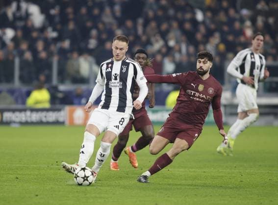 Teun Koopmeiners of Juventus FC during the Uefa Champions League 2024 25, football match between Juventus FC and Manchester City, on 11 December 2024, at Allianz Stadium Turin Italy. Photo Nderim Kaceli  Copyright: xNderimxKaceli IPAxSportx xipa-agency.netx xx IPA_52323519 IPA_Agency_IPA52323519